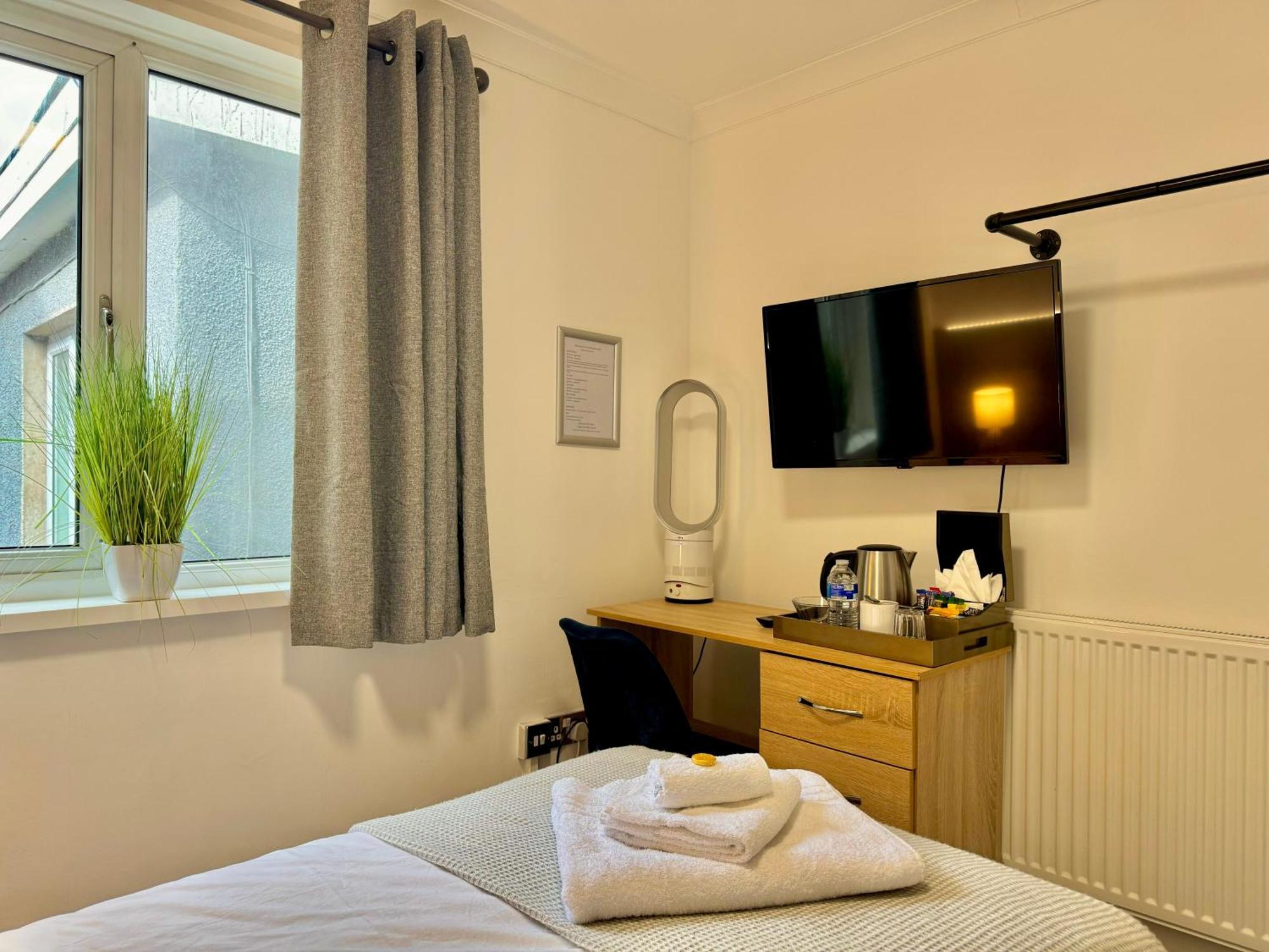Coastal Park Accommodation Llanelli Exterior photo